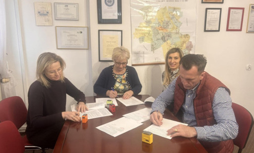 Przedstawiciele podpisują umowę